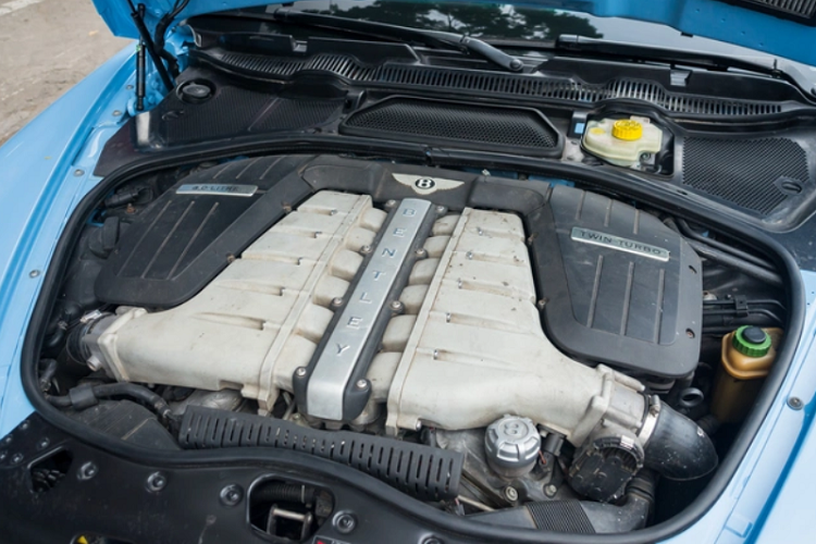 Nút đề nổ động cơ, điều chỉnh hệ thống nâng/hạ gầm, điều chỉnh gương được đặt xung quanh cần số. Nhiều khu vực trong nội thất được ốp gỗ làm tăng tính sang trọng.