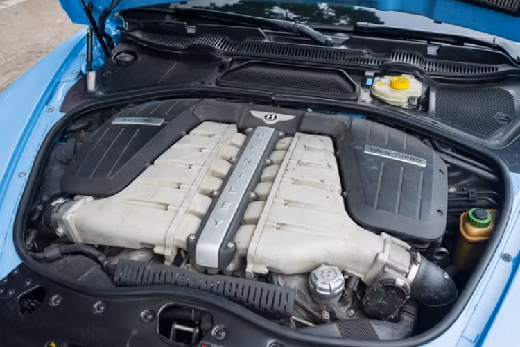 Nút đề nổ động cơ, điều chỉnh hệ thống nâng/hạ gầm, điều chỉnh gương được đặt xung quanh cần số. Nhiều khu vực trong nội thất được ốp gỗ làm tăng tính sang trọng.