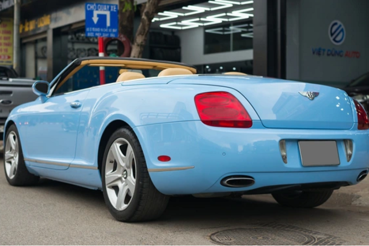 Bentley Continental GTC 2007 mui trần có kích thước dài x rộng x cao lần lượt là 4.804 x 1.918 x 1.398 (mm), kích thước trục cơ sở dài 2.746 (mm). Chiếc Bentley Continental GTC này sở hữu lớp sơn màu xanh dương khá lạ mắt và hiếm có trên những chiếc Bentley đang có mặt tại Việt Nam.