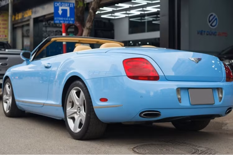 Bentley Continental GTC 2007 mui trần có kích thước dài x rộng x cao lần lượt là 4.804 x 1.918 x 1.398 (mm), kích thước trục cơ sở dài 2.746 (mm). Chiếc Bentley Continental GTC này sở hữu lớp sơn màu xanh dương khá lạ mắt và hiếm có trên những chiếc Bentley đang có mặt tại Việt Nam.