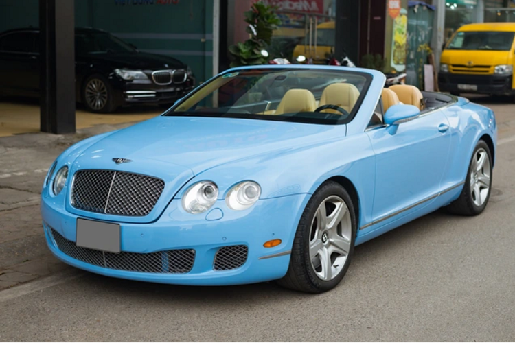 Một chiếc Bentley Continental GTC đời 2007 đã được một showroom chuyên kinh doanh xe tại Hà Nội đưa lên sàn xe cũ với chi tiết màu ngoại thất khá độc đáo. Xe đang được chào bán với mức giá khoảng 2,9 tỷ đồng sau 15 năm lăn bánh. Đây chính là chiếc Continental GTC đầu tiên được đưa về Việt Nam vào năm 2008. 
