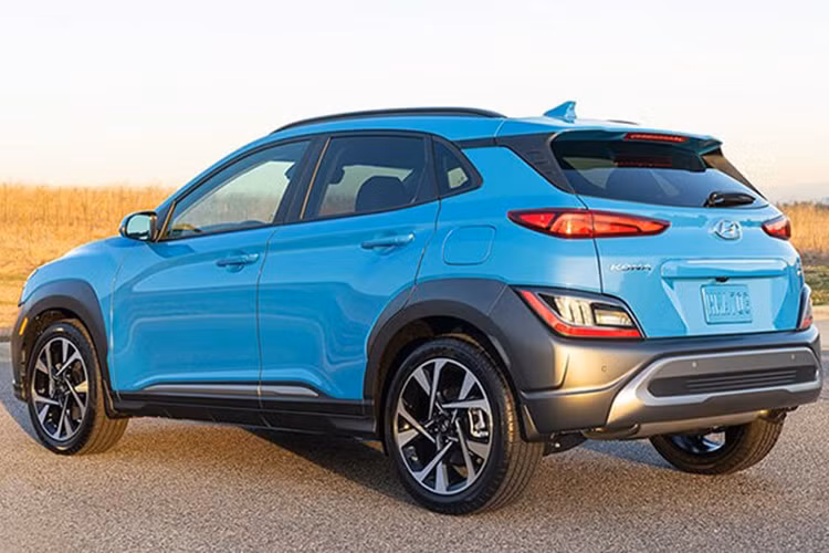 Thông số kỹ thuật và giá xe Hyundai Kona 2023 cũng sẽ sớm được công bố nhưng các tùy chọn hệ thống truyền động dự kiến sẽ lặp lại với động cơ 4 xi-lanh 1,6 lít hybrid cho công suất kết hợp là 139 mã lực và mô-men xoắn 264 Nm.