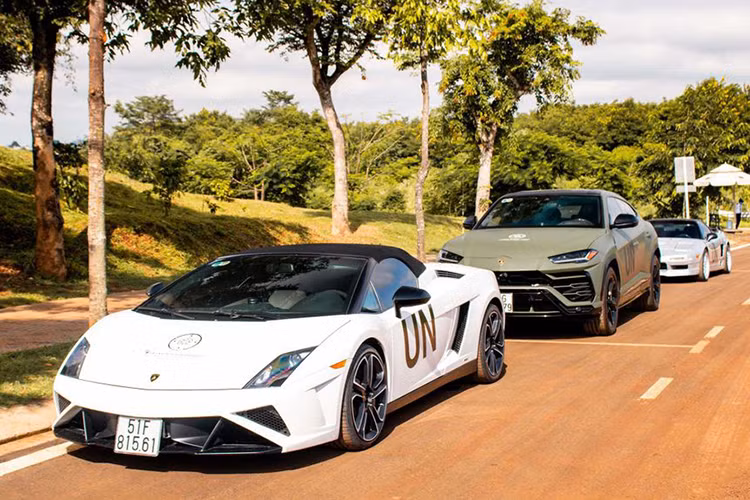Tại thị trường Việt Nam đã ghi nhận có 2 chiếc siêu xe Lamborghini Gallardo LP570-4 Spyder Performante xuất hiện, ngoài chiếc xe độc nhất trong bài ra biển số trăng Việt Nam của "ông vua cà phê", chiếc còn có 1 chiếc được đưa về từ Campuchia, đăng ký biển số của nước bạn.