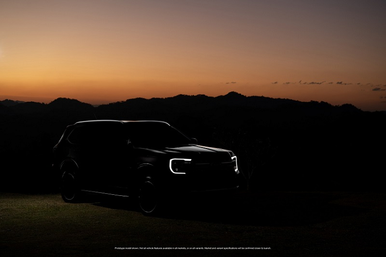 Nhìn chung phần đầu của mẫu xe SUV Ford Everest 2023 có thiết kế khá tương đồng với mẫu xe bán tải Ford Ranger 2022 ở lưới tản nhiệt, cụm đèn pha, hốc hút gió cùng nẹp kim loại chạy ngang.