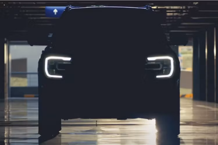 Ở bên trong, Ford Everest 2023 được kỳ vọng sẽ thừa hưởng thiết kế bảng điều khiển trung tâm với người anh em Ranger, bao gồm màn hình cảm ứng có kích thước lên đến 12 inch tích hợp hệ thống thông tin giải trí SYNC4.