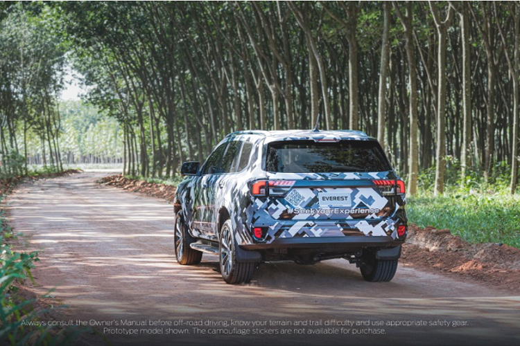 Kiểu dáng thân xe kín và không có thùng sau của Everest sẽ mang đến một không gian để chân rộng rãi hơn cho hành khách phía sau.