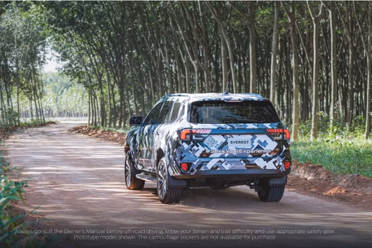 Kiểu dáng thân xe kín và không có thùng sau của Everest sẽ mang đến một không gian để chân rộng rãi hơn cho hành khách phía sau.