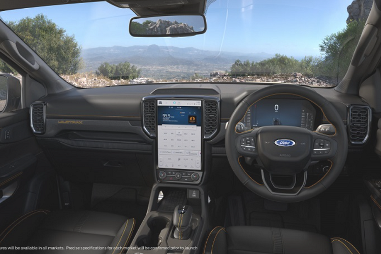 Huy hiệu nhỏ trên vòm bánh trước gợi ý rằng chiếc Ford Everest này được trang bị động cơ tăng áp dầu V6 3.0L, có khả năng kết hợp với hộp số tự động 10 cấp và hệ dẫn động 4 bánh.