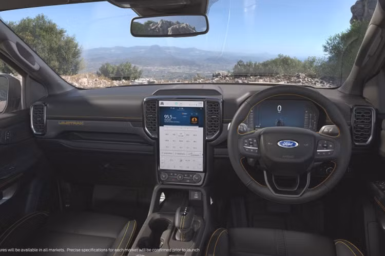 Huy hiệu nhỏ trên vòm bánh trước gợi ý rằng chiếc Ford Everest này được trang bị động cơ tăng áp dầu V6 3.0L, có khả năng kết hợp với hộp số tự động 10 cấp và hệ dẫn động 4 bánh.