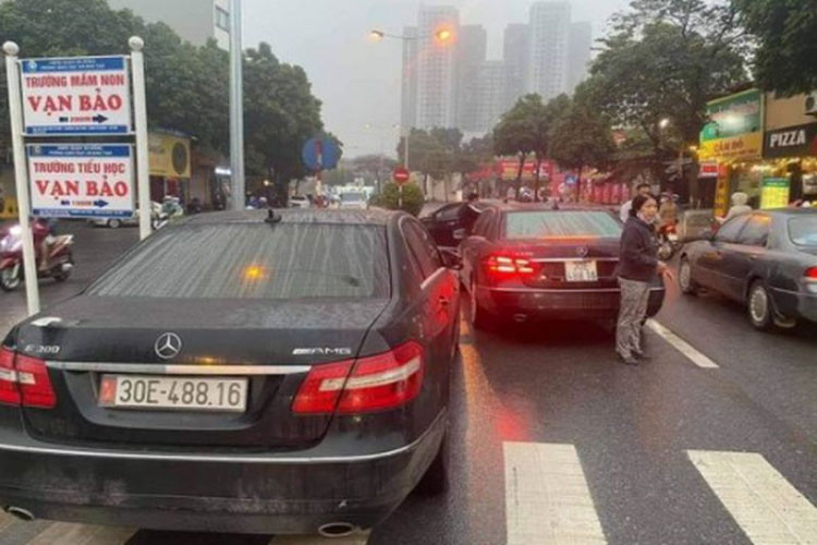 Có thể thấy, tình trạng làm giả biển số xe ở Việt Nam vẫn còn tiếp diễn thường xuyên tại Việt Nam. Vào tháng 3/2021, cộng đồng mạng cũng đã phát hiện 2 chiếc Mercedes-Benz E300 dùng chung một biển số khi đang lưu thông thông trên đường Vạn Phúc, quận Hà Đông, đoạn gần trường Tiểu học Vạn Bảo.