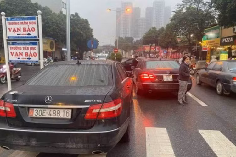 Có thể thấy, tình trạng làm giả biển số xe ở Việt Nam vẫn còn tiếp diễn thường xuyên tại Việt Nam. Vào tháng 3/2021, cộng đồng mạng cũng đã phát hiện 2 chiếc Mercedes-Benz E300 dùng chung một biển số khi đang lưu thông thông trên đường Vạn Phúc, quận Hà Đông, đoạn gần trường Tiểu học Vạn Bảo.