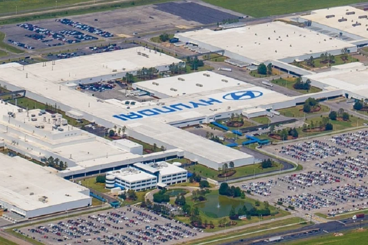 Nhà mãy sản xuất xe điện Hyundai tại Mỹ ban đầu dự định động thổ ở Georgia vào đầu năm 2023 với mục đích bắt đầu sản xuất thương mại vào nửa đầu năm 2025. Tuy nhiên, luật mới được ký kết của Mỹ do Tổng thống Joe Biden ban hành, bảo lưu các khoản tín dụng thuế EV (Tax credit) cho những chiếc xe được lắp ráp tại Bắc Mỹ có thể khiến Hyundai phải điều chỉnh kế hoạch của mình.