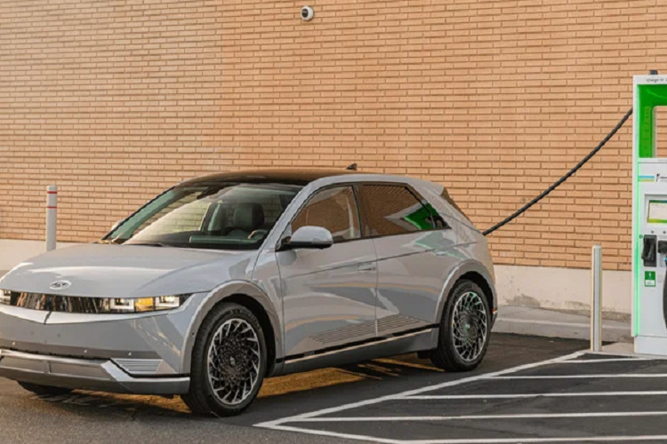 Luật mới do Biden thông qua thêm một yêu cầu đối với các hãng xe để có thể nhận ưu đãi tax credit. Đó là các phương tiện hiện phải được sản xuất ở Bắc Mỹ để đủ điều kiện và cần ít nhất 40% nguyên liệu pin của chúng có nguồn gốc ở Mỹ hoặc từ một đối tác thương mại của Mỹ. Ô tô cũng phải có giá dưới 55.000 USD và xe tải, xe tải và SUV không được có giá trên 80.000 USD. Những chiếc xe điện hạng sang sẽ không được nhận ưu đãi từ chính phủ Mỹ.