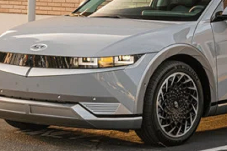 Hyundai chưa bình luận gì về thông tin này. Bộ trưởng Ngoại giao Hàn Quốc Park Jin gần đây đã bày tỏ quan ngại của mình về luật mới của Mỹ trong khi nói chuyện với Ngoại trưởng Mỹ Antony Blinken. Nước này cũng sẽ xem xét liệu có nên gửi đơn khiếu nại lên Tổ chức Thương mại Thế giới về Đạo luật Giảm lạm phát của Mỹ hay không, với lý do lo ngại rằng luật có thể vi phạm các quy định của WTO, cũng như thỏa thuận thương mại tự do song phương giữa Hàn Quốc và Mỹ.