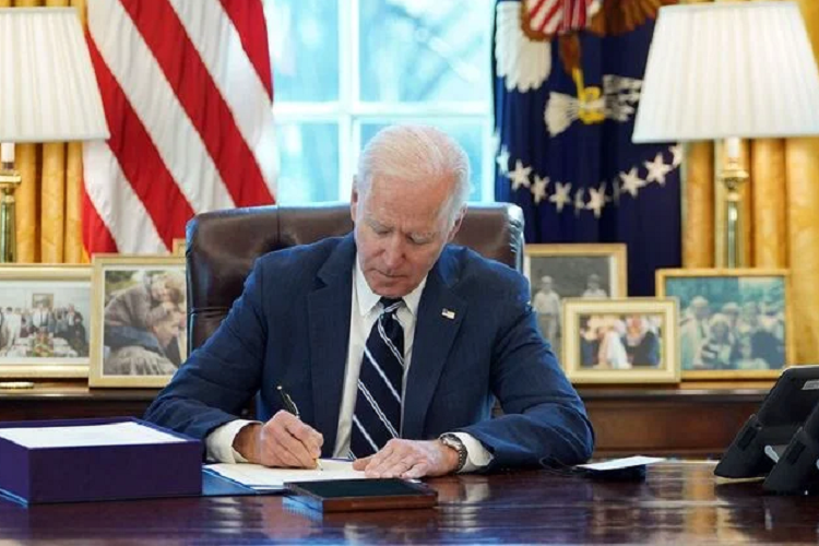 Đạo luật Giảm lạm phát của Hoa Kỳ giữ lại khoản tín dụng thuế (tax credit) ưu đãi cho xe ôtô điện tối đa 7.500 USD. Nhưng nước này loại bỏ giới hạn sản xuất 200.000 chiếc. Trước đây, Mỹ chỉ ưu đãi tax credit cho 200.000 xe đầu tiên/mỗi hãng. Điều này khiến cho nhiều hãng tiên phong như Tesla và GM thua thiệt khi cạnh tranh với các startup mới nổi. giờ thì các hãng đã có thể cạnh tranh với nhau công bằng hơn.