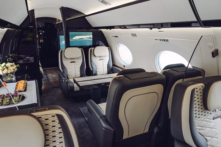Ngoại thất với tông màu sơn tắc kè hoa đỏ-vàng thông thường của Flexjet đã được thay thế bằng màu sơn tắc kè hoa xanh bạc lấy cảm hứng từ màu Julep do Bentley cung cấp trên Bacalar.