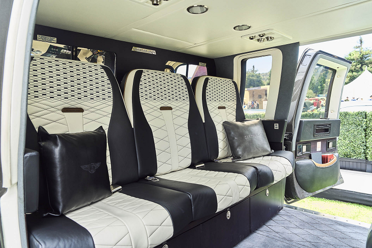 Các phụ kiện bằng đồng Satin Bacalar cũng tô điểm cho khoang nội thất của máy bay cũng như những tấm thảm chạm khắc họa tiết kim cương độc đáo.