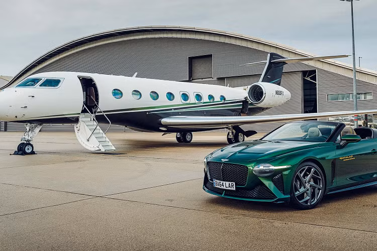 Thông thường những chiếc xe sang, siêu xe được thiết kế lấy cảm hứng những chiếc máy bay phản lực, máy bay trực thăng nhưng trong lần này, chính chiếc Bentley Bacalar đã trở thành nguồn cảm hứng cho việc thiết kế nội thất của máy bay trực thăng cao cấp và chuyên cơ.