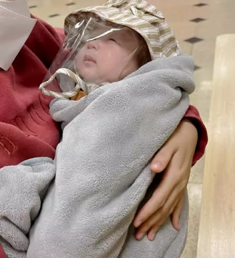 Dịch bệnh nên mỗi khi ra ngoài em được mẹ trang bị cho rất cẩn thận.