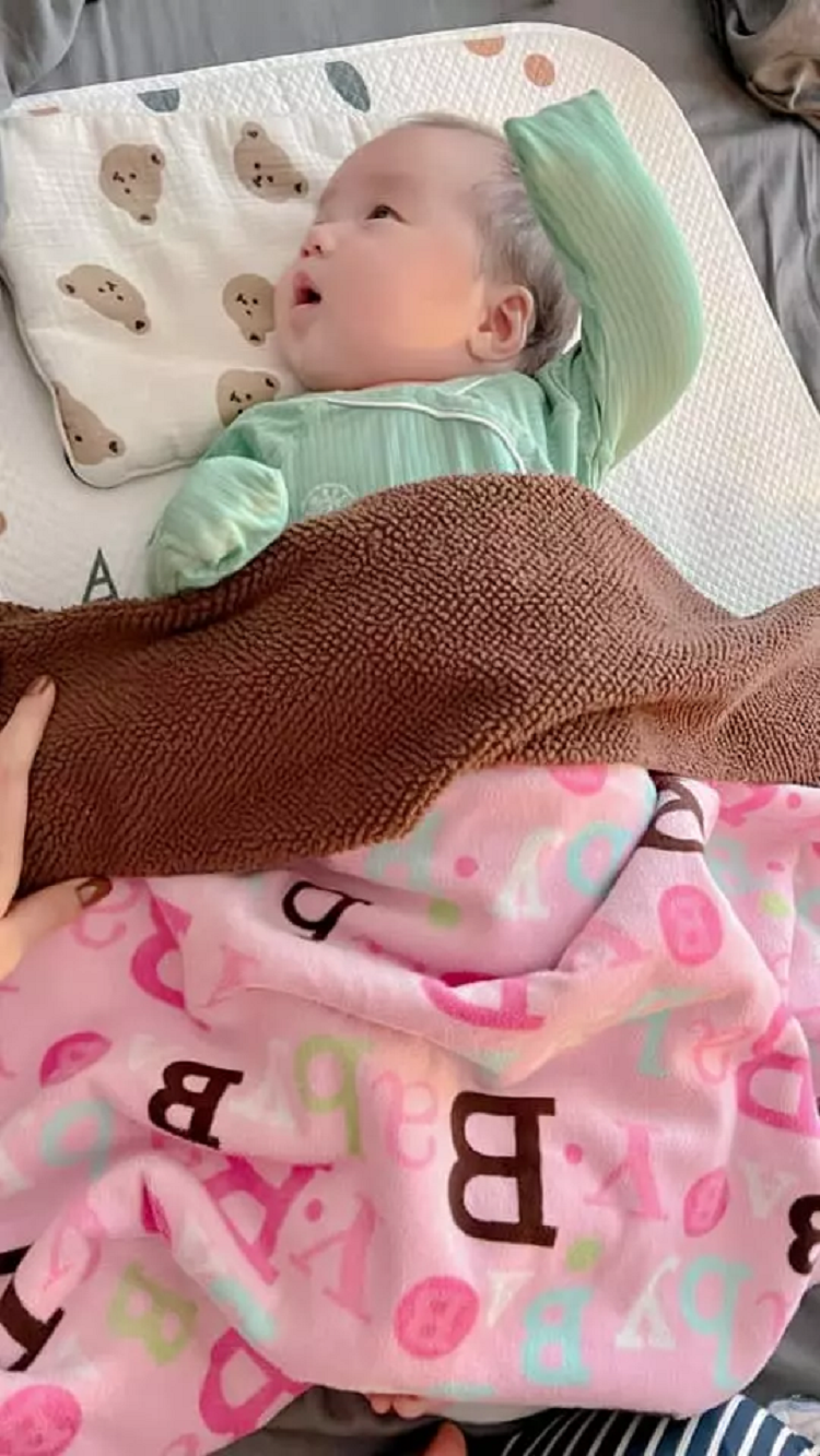 Cậu nhóc trông rất ngộ nghĩnh, đáng yêu. 