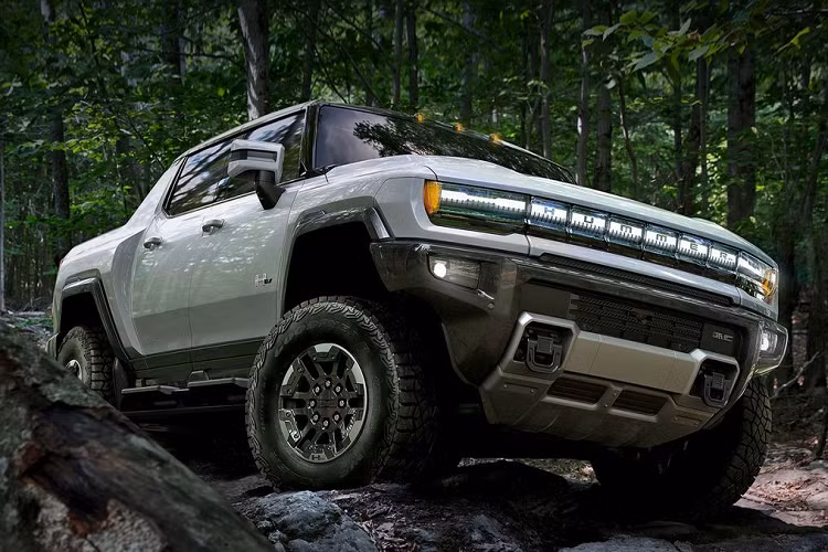 Để sản xuất xe Hummer EV, GM đã chi 2,2 tỷ USD để cải tạo một trong những nhà máy của mình ở Detroit là Factory Zero để chuyên sản xuất xe điện. Hiện có khoảng 700 công nhân đang tham gia chế tạo Hummer, nhưng tiến độ sản xuất diễn ra rất chậm.