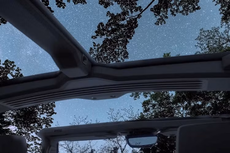 Gói trang bị Extreme Off-road Package với loạt tiện ích bổ sung như camera gắn gầm và trần xe, mâm xe 18 inch kèm lốp 35 inch địa hình và các hệ thống hỗ trợ chuyên biệt cho việc off-road địa hình.