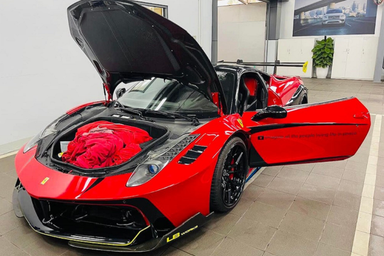 Mới đây, trên mạng xã hội lan truyền hình ảnh về chiếc siêu xe Ferrari 458 Italia độ LB-Silhouette Works độc nhất Việt Nam của một đại gia kín tiếng trong giới chơi siêu xe đã thu hút sự quan tâm của cộng đồng mạng.