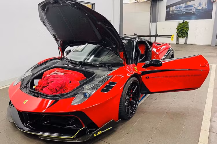 Mới đây, trên mạng xã hội lan truyền hình ảnh về chiếc siêu xe Ferrari 458 Italia độ LB-Silhouette Works độc nhất Việt Nam của một đại gia kín tiếng trong giới chơi siêu xe đã thu hút sự quan tâm của cộng đồng mạng.