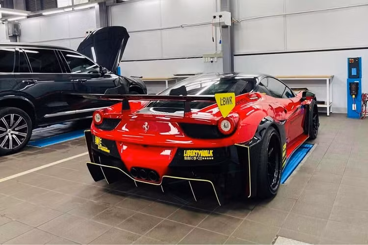 Nguyên bản "siêu ngựa" độ Liberty Walk này được chủ nhân của mình lựa chọn lớp sơn màu đỏ Rosso Corsa truyền thống của thương hiệu siêu xe lâu đời đến từ nước Ý, ngoài ra nó còn được làm đẹp toàn bộ phần ngoại thất với lớp decal vô cùng độc đáo. 