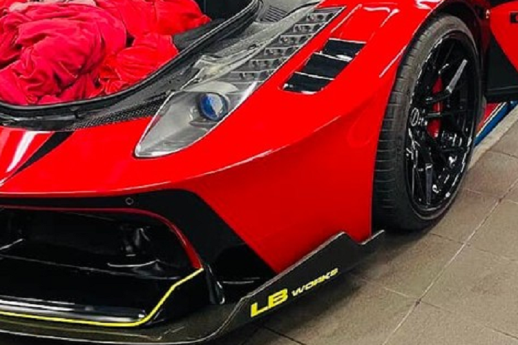 Ferrari 458 Italia mang gói độ LB-Silhouette Works sở hữu cánh giói đuôi carbon khổng lồ với kích thước tương đồng với mẫu xe đua Ferrari 458 GT3. Cản va sau với thiết kế phong cách các xe đua.