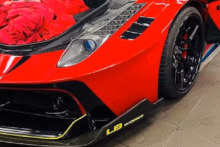 Ferrari 458 Italia mang gói độ LB-Silhouette Works sở hữu cánh giói đuôi carbon khổng lồ với kích thước tương đồng với mẫu xe đua Ferrari 458 GT3. Cản va sau với thiết kế phong cách các xe đua.