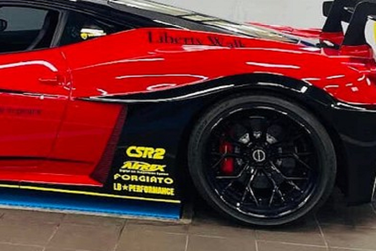 "Siêu ngựa" Ferrari 458 Italia độc nhất Việt Nam này nằm trong bộ sưu tập xe toàn những "hàng tuyển" mà chủ nhân cất công săn lùng, sau đó, mỗi "chiến mã" sẽ được độ khác nhau.