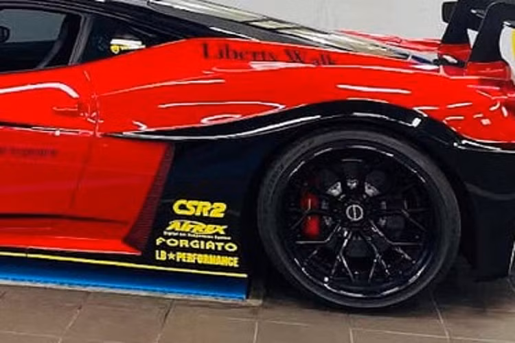 "Siêu ngựa" Ferrari 458 Italia độc nhất Việt Nam này nằm trong bộ sưu tập xe toàn những "hàng tuyển" mà chủ nhân cất công săn lùng, sau đó, mỗi "chiến mã" sẽ được độ khác nhau.