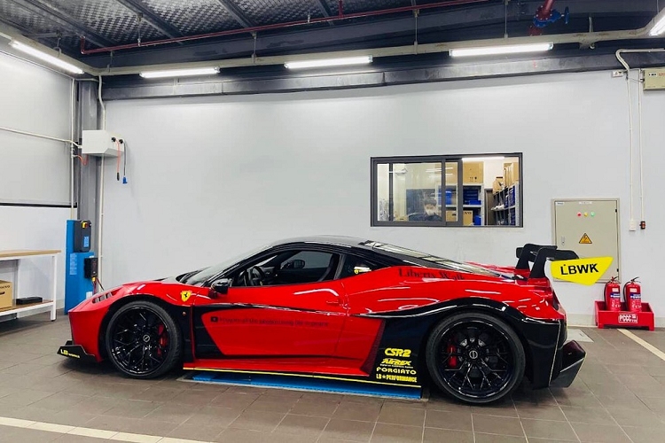 Xe được trang bị hệ thống ống xả hiệu năng cao đến từ Frequency Intelligent Exhaust và hệ thống treo khí nén của AirRex, 2 thương hiệu này luôn đồng hành cùng Liberty Walk trong các sản phẩm độ.