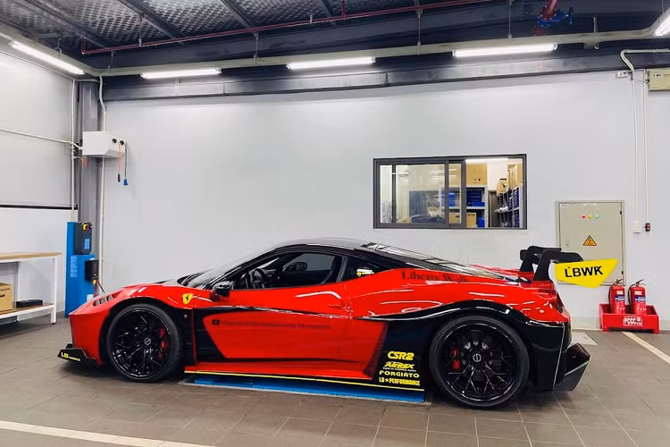 Xe được trang bị hệ thống ống xả hiệu năng cao đến từ Frequency Intelligent Exhaust và hệ thống treo khí nén của AirRex, 2 thương hiệu này luôn đồng hành cùng Liberty Walk trong các sản phẩm độ.