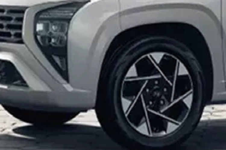 Hệ thống an toàn của mẫu xe MPV Hyundai Stargazer khá đầy đủ với hệ thống an toàn chủ động Hyundai Smartsense, bao gồm: Hệ thống cảnh báo và phanh khẩn cấp, tự động hỗ trợ tránh va chạm phía trước (FCA), Hệ thống hỗ trợ giữ làn đường (LKA), Hệ thống giúp kiểm soát xe ở giữa làn đường, Hỗ trợ theo làn đường (LFA).