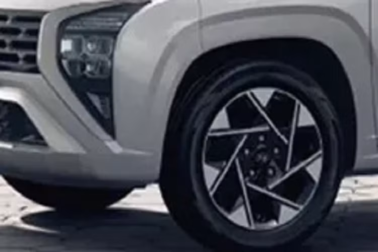 Hệ thống an toàn của mẫu xe MPV Hyundai Stargazer khá đầy đủ với hệ thống an toàn chủ động Hyundai Smartsense, bao gồm: Hệ thống cảnh báo và phanh khẩn cấp, tự động hỗ trợ tránh va chạm phía trước (FCA), Hệ thống hỗ trợ giữ làn đường (LKA), Hệ thống giúp kiểm soát xe ở giữa làn đường, Hỗ trợ theo làn đường (LFA).