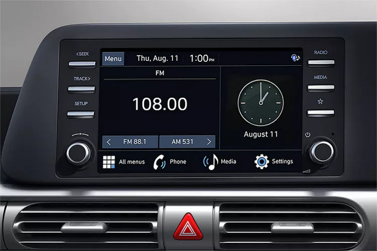 Về thiết kế, Hyundai Stargazer có nhiều điểm nhấn khá tương đồng với đàn anh Staria. Cụ thể xe trang bị đèn định vị LED mỏng, nằm trên cao gần với viền dưới của cắp capo. Trong khi cụm đèn pha LED được đặt thấp bên dưới. Lưới tản nhiệt cũng có thiết kế trải rộng qua hai bên khá hiện đại.