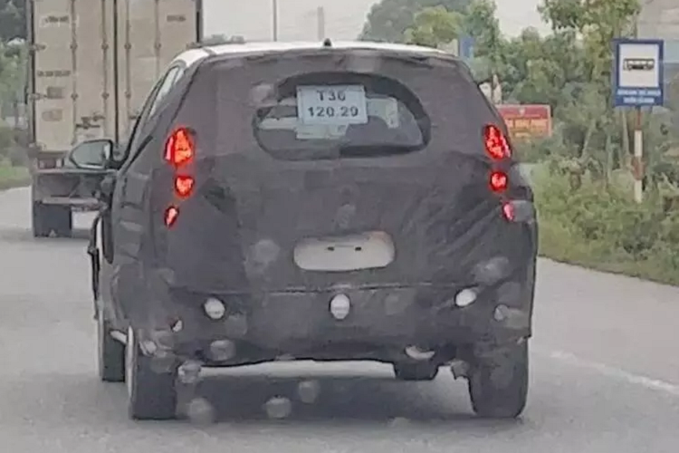 Ở phía sau, nếu nhìn qua các khe hở, chúng ta có thể nhận diện cụm đèn hậu LED hình tam giác và được nối liền với nhau bởi dải đèn LED. Tuy nhiên điều kiện thử nghiệm vào ban ngày khiến cụm đèn hậu này khó nhận diện hơn vào ban đêm.