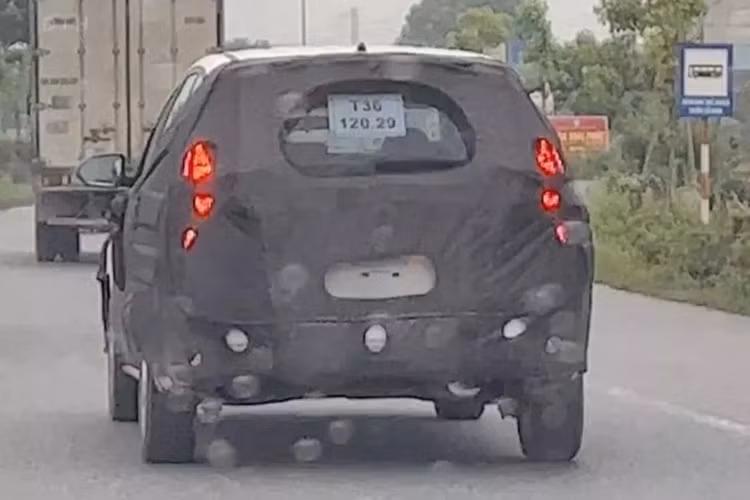 Ở phía sau, nếu nhìn qua các khe hở, chúng ta có thể nhận diện cụm đèn hậu LED hình tam giác và được nối liền với nhau bởi dải đèn LED. Tuy nhiên điều kiện thử nghiệm vào ban ngày khiến cụm đèn hậu này khó nhận diện hơn vào ban đêm.