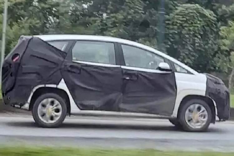 Tuy nhiên, chúng ta vẫn rất dễ dàng nhận diện bởi thiết kế phần nóc xe vuốt cong từ nắp capo theo trụ A và kéo dài về phía sau. Cụm đèn pha cùng với họa tiết lưới tản nhiệt được để hở cũng là một điểm nhận dạng đặc trưng của Hyundai Stargazer 2022.