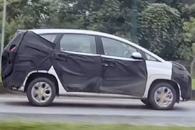 Tuy nhiên, chúng ta vẫn rất dễ dàng nhận diện bởi thiết kế phần nóc xe vuốt cong từ nắp capo theo trụ A và kéo dài về phía sau. Cụm đèn pha cùng với họa tiết lưới tản nhiệt được để hở cũng là một điểm nhận dạng đặc trưng của Hyundai Stargazer 2022.