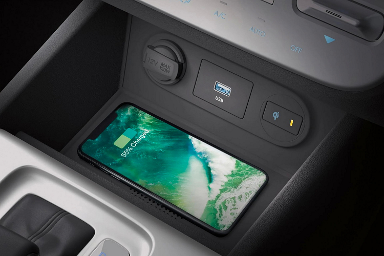 Trang bị tiện nghi còn có nút bấm khởi động có đèn chiếu sáng, sạc điện thoại không dây, phanh tay điện tử kết hợp giữ phanh tự động, đèn viền nội thất, ghế lái chỉnh 6 hướng, điều hòa có cửa gió cho hàng ghế sau, chìa khóa thông minh với tính năng chống trộm. Hệ thống vận hành trên Hyundai Stargazer được chia sẻ từ người anh em Hyundai Creta 2022.