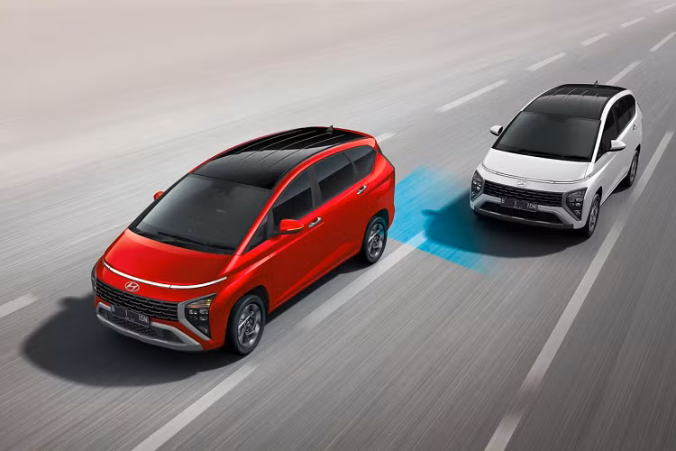 Ngoài ra, trang bị an toàn chủ động còn có Hệ thống hỗ trợ tránh va chạm điểm mù (BCA), Hệ thống cảnh báo và phanh tự động khi lùi xe, Hệ thống cảnh báo phương tiện cắt ngang khi lùi (RCCA), Đèn pha chủ động (HBA), Cảnh báo mở cửa an toàn, Hỗ trợ thoát hiểm an toàn (SEA), Cảnh báo mất tập trung của người lái (DAW), Điều khiển hành trình với chức năng giới hạn tốc độ.