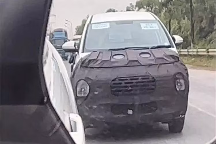 Xuất hiện trên đường phố Việt Nam, phiên bản chạy thử của Hyundai Stargazer 2022 mới được che chắn rất kỹ lưỡng. Gần như phần trước, thân và đuôi xe đều được phủ một lớp vải đen nhằm tránh lộ thông tin với giới truyền thông.