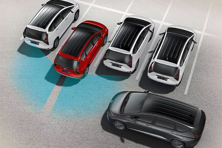 Bên thân xe Hyundai Stargazer lại có thiết kế theo phong cách crossover như các đối thủ. Bộ la-zăng hiện địa với thiết kế hai tông màu thể thao. Trong khi phía sau rất bắt mắt vào ban đêm với cụm đèn hậu LED thiết kế thời thượng. Không gian nội thất Hyundai Stargazer cũng có thiết kế linh hoạt với 2 lựa chọn 6 và 7 chỗ ngồi.