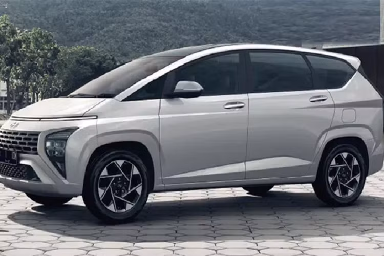 Chiếc xe thử nghiệm được đeo biển tạm và di chuyển trên đường. Vì vậy các tay săn ảnh cũng chưa thể tiếp cận để ghi lại các chi tiết ở bên trong khoang nội thất. Tuy nhiên, qua những hình ảnh trên, thời điểm Hyundai Stargazer được giới thiệu tại Việt Nam không còn quá xa.