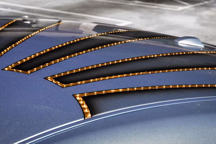 Bên cạnh đó, mẫu xe độ cũng được thương hiệu nâng cấp cả về ngoại thất. Hãng độ đã lựa chọn trang bị gói độ thân rộng từ hãng độ trứ danh Liberty Walk với gói Stage 2, các phần vè ốp hốc bánh xe vẫn được đính vào thân xe bằng đinh tán. Xe cũng được trang bị bộ mâm Forgiato có kích thước 20 inch được sơn màu đồng bắt mắt. Bộ mâm này có thiết kế đa chấu được chạm khắc tinh xảo với nhiều chi tiết cầu kỳ tạo điểm nhấn cho mẫu xe độ ấn tượng.