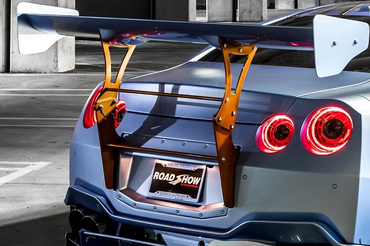 Khả năng tăng tốc ấn tượng của Nissan GT-R R35 độ Liberty Walk Type 2 có được nhờ vào những cải tiến nằm trong Gói nâng cấp RS Stage III Performance Package. Gói nâng cấp này đem tới những nâng cấp về piston, nâng cấp hệ thống tăng áp và nhiều nâng cấp cho các chi tiết khác trên xe.