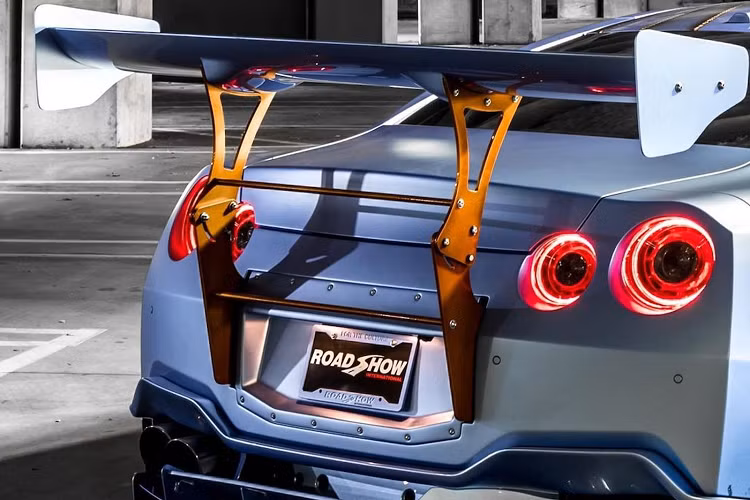 Khả năng tăng tốc ấn tượng của Nissan GT-R R35 độ Liberty Walk Type 2 có được nhờ vào những cải tiến nằm trong Gói nâng cấp RS Stage III Performance Package. Gói nâng cấp này đem tới những nâng cấp về piston, nâng cấp hệ thống tăng áp và nhiều nâng cấp cho các chi tiết khác trên xe.